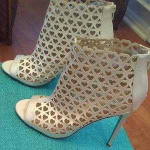 Betsey Johnson SB-Token in Ivory